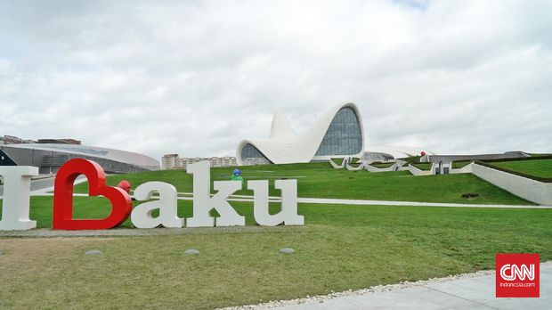 Heydar Aliyev Center adalah salah satu ikon kota Baku yang modern. Gedung ini dirancang oleh seorang arsitek keturunan Irak-Inggris, Zaha Hadid. (CNN Indonesia/Ranny Virginia Utami)