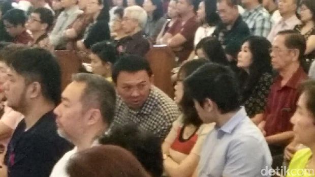 Ahok Khidmat Mendengarkan Khotbah Perayaan Natal di GKY Pluit