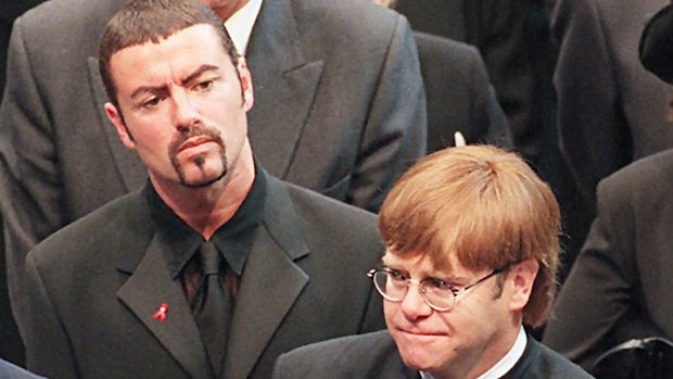 Elton John dan kekasihnya pernah memprihatinkan kesehatan George Michael yang tampaknya selalu diwarnai oleh masalah narkoba. (AFP/Johnny Eggit)