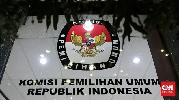 Logo Komisi Pemilihan Umum di Gedung Baru. KPU sebagai penyelenggara pemilu baru saja meresmikan kantor baru di Tower 3 Plaza Hayam Wuruk Nomor 108, Jakarta, yang lebih memadai.