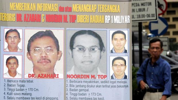Dr Azahari dan Noordin M Top yang pernah jadi buronan teroris nomor satu di Indonesia. (REUTERS/Supri - RTR1AOX6)