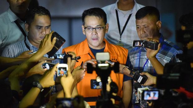 Fahmi Darmawansyah menjawab pertanyaan wartawan usai menjalani pemeriksaan di Gedung KPK