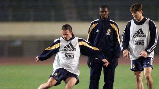 Samuel Eto'o (tengah) memperkuat Real Madrid sepanjang 1997 hingga 2000.
