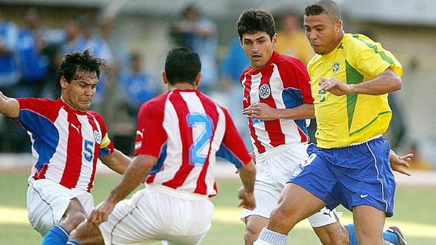 Ronaldo Luis Nazario de Lima (kiri) akui perbuatan indisipliner saat masih menjadi pemain.