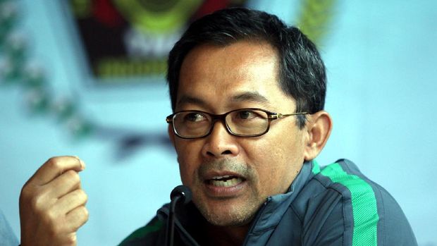 Aji Santoso berharap anak asuhnya bisa tampil maksimal agar tidak terdegradasi dari Liga 1.