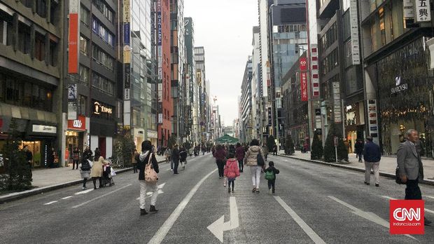 Jalanan di Ginza sepi dari kendaraan bermotor pada Labor Thanksgiving Day 2016. (CNN Indonesia/Rosmiyati Dewi Kandi)