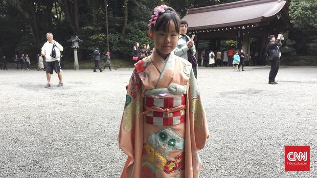 Seorang anak perempuan berusia lima tahun ikut dalam perayaan Shici-Go-San di Kuil Meiji, Tokyo. (CNN Indonesia/Rosmiyati Dewi Kandi)