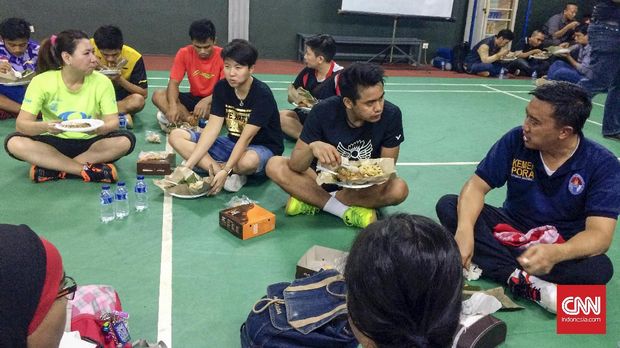 Suasana keakraban antara Imam Nahrawi dengan para Olimpian cabor bulutangkis usai laga ekshibisi. (CNN Indonesia/Arby Rahmat Putratama)