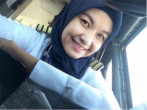 Foto: Hijab Ala Iin Irjayanti, Pilot Indonesia yang 