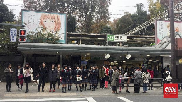 Keramaian di luar Stasiun Harajuku, Tokyo. (CNN Indonesia/Rosmiyati Dewi Kandi)