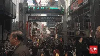 Pengunjung memadati Takeshita-dori di Harajuku.