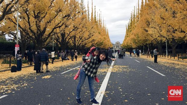 Aktivitas sebuah keluarga di Ginkgo Avenu, Meiji Jingu Gaien Park, Tokyo. (CNN Indonesia/Rosmiyati Dewi Kandi)