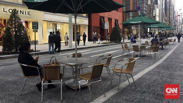 Kursi dan meja disediakan bagi para pelancong di Ginza, Tokyo. (CNN Indonesia/Rosmiyati Dewi Kandi)