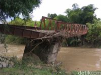 Sungai Meluap, Jembatan Bekas Rel KA Peninggalan Belanda ini Rusak