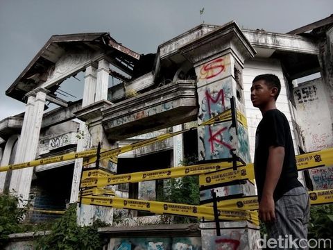 'Rumah Hantu Darmo' Dilarang Dikunjungi Warga