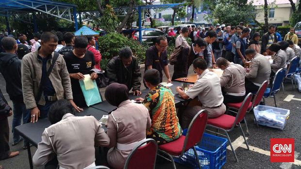Jelang Tarif Baru STNK dan BPKB, Samsat Polda Jakarta Diserbu