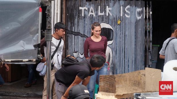 Luna Maya di tengah syuting Filosofi Kopi 2.