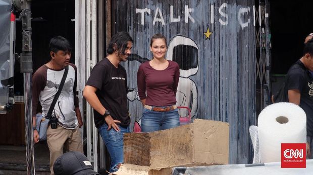 Luna Maya di tengah syuting Filosofi Kopi 2 bersama Chicco Jerikho.