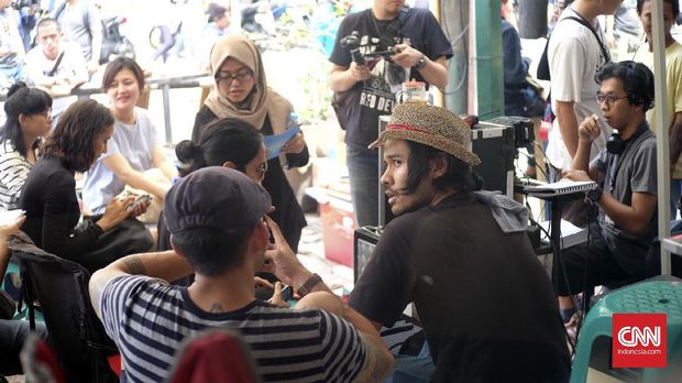 Chicco Jerikho melayani penggemar di sela syuting Filosofi Kopi 2.