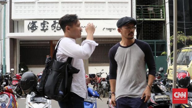 Rio Dewanto di tengah syuting Filosofi Kopi 2.