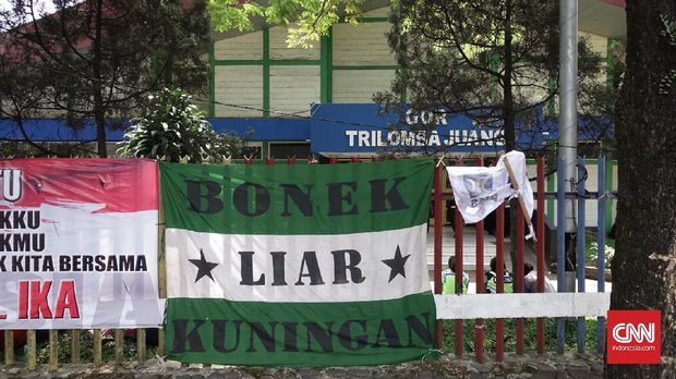 Pendukung Persebaya membawa spanduk ke kota Bandung.