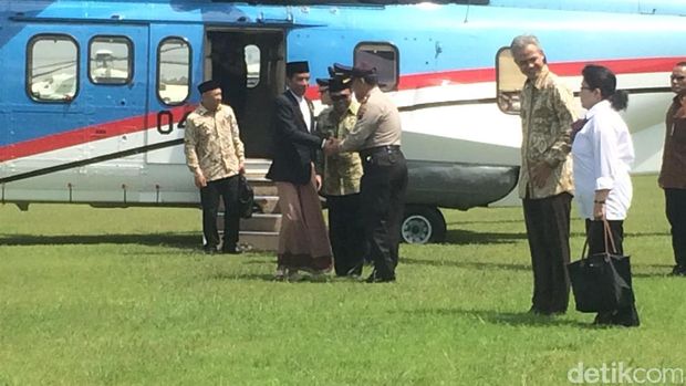 Momen Jokowi Bersarung: Turun dari Pesawat Hingga Tahun 