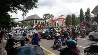 Demo Tolak BBM dan Biaya STNK Naik, Mahasiswa Solo Blokade Jalan