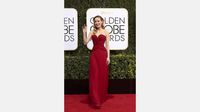 Brie Larson memakai gaun merah dari Rodarte
