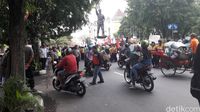 Demo Tolak BBM dan Biaya STNK Naik, Mahasiswa Solo Blokade Jalan