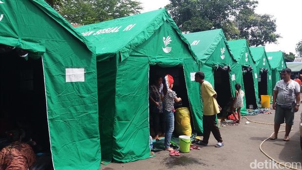 Anak-anak Korban Kebakaran di Pinangsia Bersekolah Tanpa Sepatu