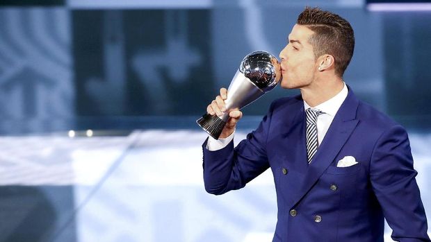 Cristiano Ronaldo tiga kali menjadi pemain terbaik dunia versi FIFA selama memperkuat Real Madrid.