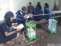 Mahasiswa Ini Jual Agar-agar Sambil Pikul Perpustakaan Keliling