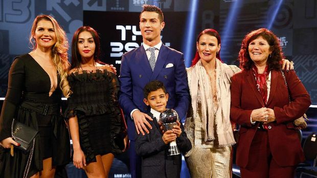 Georgina Rodriguez (kedua dari kiri) sedang mengandung anak Ronaldo.