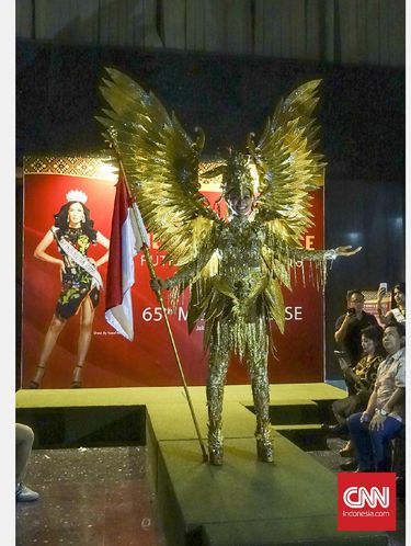 'Burung garuda' sebagai national costume Indonesia untuk ajang Miss Universe 2016.