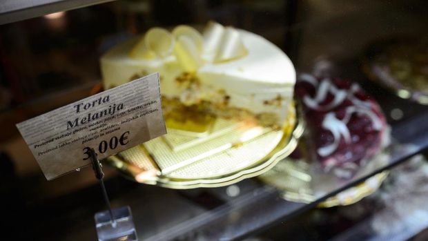 Demi merayakan kesuksesan Melania Trump, pengusaha kue di Sevnica menciptakan kue dengan nama ibu negara AS tersebut.