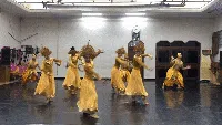 Tari kabaret Baliano terinspirasi dari tari Legong dan Pendet Bali yang dipadukan dengan gerak tari modern.