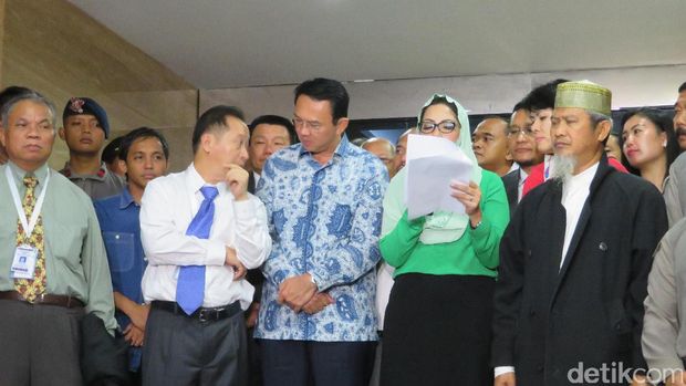 Basuki Tjahaja Purnama bersama tim pengacara usai sidang, Rabu (11/1/2017) dini hari.