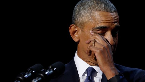 Obama sempat menyeka air matanya saat mengucapkan terima kasih kepada wakilnya, Joe Biden.