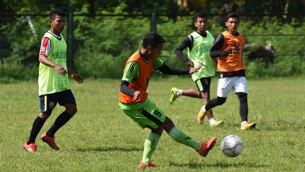 Klub-klub anggota Persebaya berhak mendapatkan dana operasional dari PT JPS selaku pemilik saham mayoritas. 