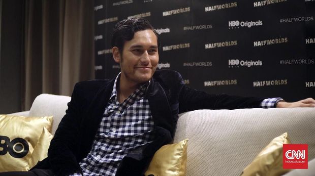 Cerita Reza Rahadian dan Arifin Putra di Thailand