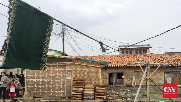 Salah satu rumah berada di Kelurahan Kamal Muara, Penjaringan, Jakarta Utara. Sebagian warga hidup dalam kemiskinan di wilayah tersebut.