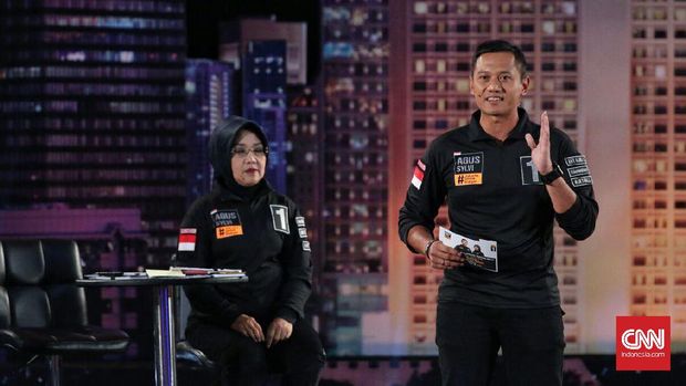 Penampilan Agus pada debat cagub pertama dengan kaus berkerah.