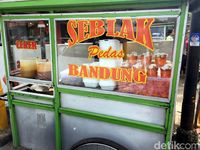  Seblak  Khas Bandung Berkuah Pedas dengan Isi Ceker  Ayam 