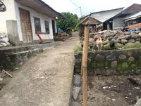 Jalanan di dalam kawasan Desa Adat Karang Bayan yang sepi