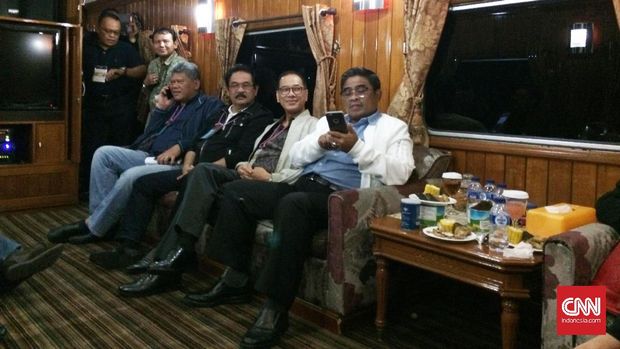 Pejabat pemerintah provinsi DKI Jakarta mencoba sensasi berbeda ketika rapat di kereta wisata. Usai rapat, mereka menikmati fasilitas lain seperti karaoke. (Foto: CNN Indonesia/Puput Tripeni Juniman)