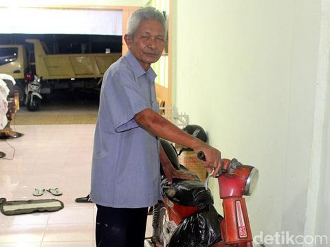 Yahya dengan sepeda motornya