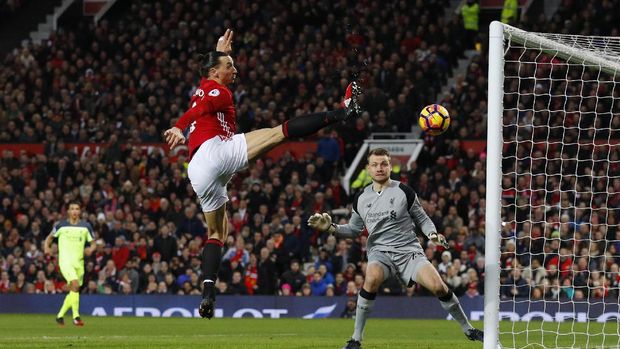 Peluang Zlatan Ibrahimovic pada menit ke-14 setelah menerima umpan silang Anthony Martial.