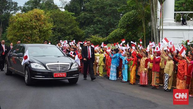 Shinzo Abe Senang Disambut Anak Kecil dan Rusa di Bogor