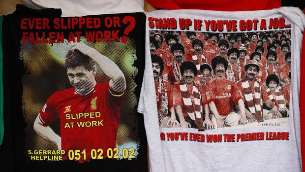 Sejumlah t-shirt yang dijual di luar Stadion Old Trafford jelang laga MU melawan Liverpool.
