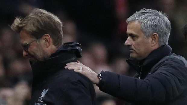 Juergen Klopp dan Jose Mourinho harus memeras otak lebih keras di babak kedua.